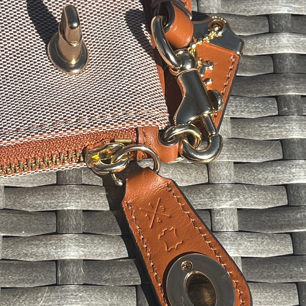COACH Turnlock Pouch 26 With Horse And Carriage NWOT - Picture 6 of 8